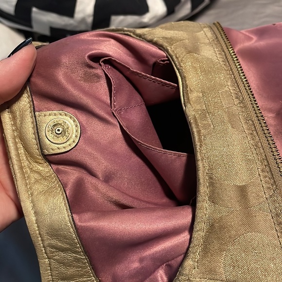 Coach - Boho Gold 3 pocket shoulder Bag. Dust bag not included - Picture 15 of 16